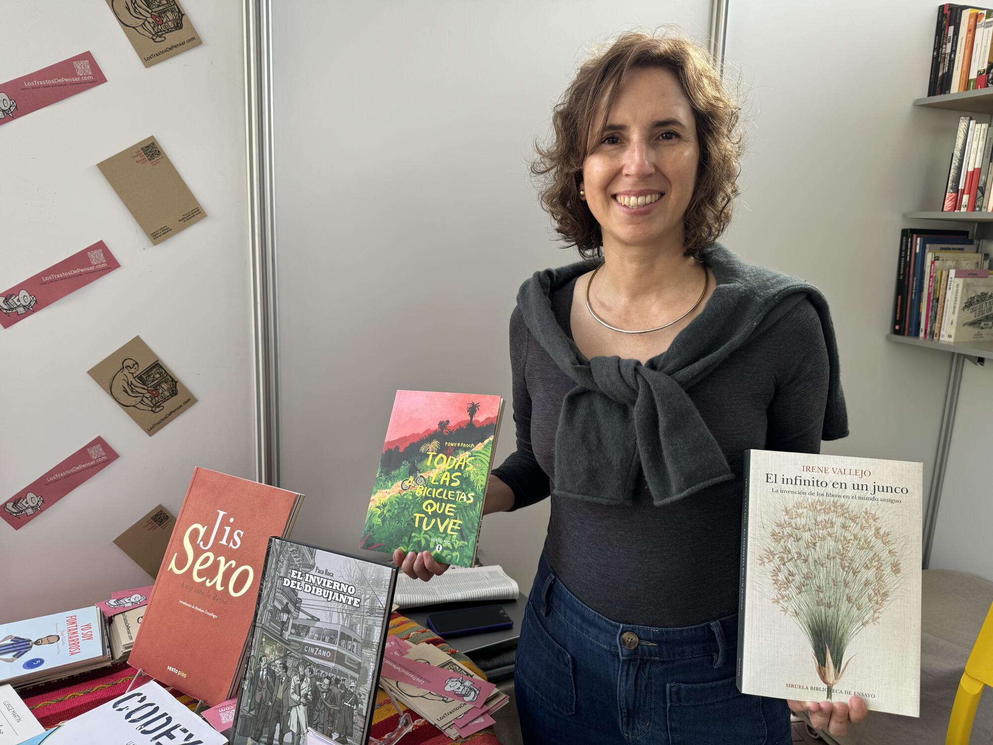 La periodista ecuatoriana Ivonne Guzmán muestra algunos de los libros que pusieron a la venta en la 